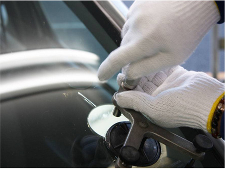 自動車ガラス交換 フロントガラス修理 当店では大田区 世田谷区 品川区などの東京23区や川崎市などの自動車ガラス交換やフロントガラス 修理を承っております